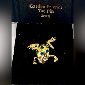 Vintage Emerald Green Rhinestone Gold Frog Tac Pin Brooch in Original Bo…​​​​​